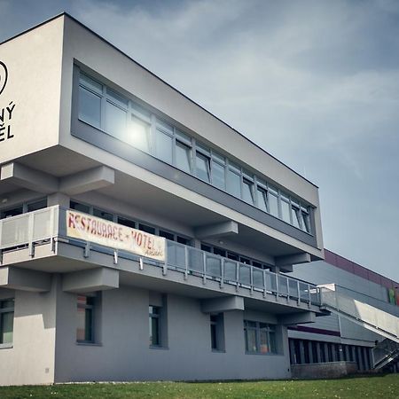 Cerny Andel Hotel Most Exterior foto